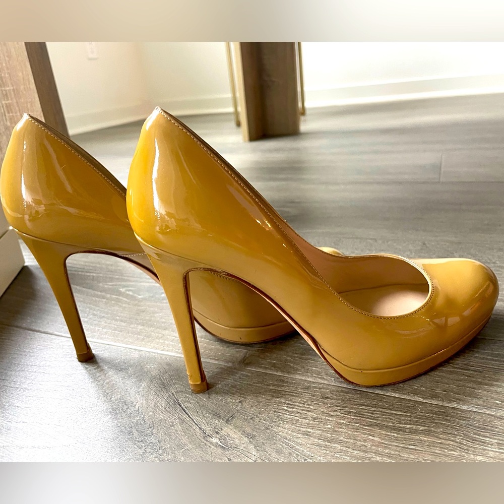 Classic LK Bennett; almond shape toe (super comfortable!!) platform sole